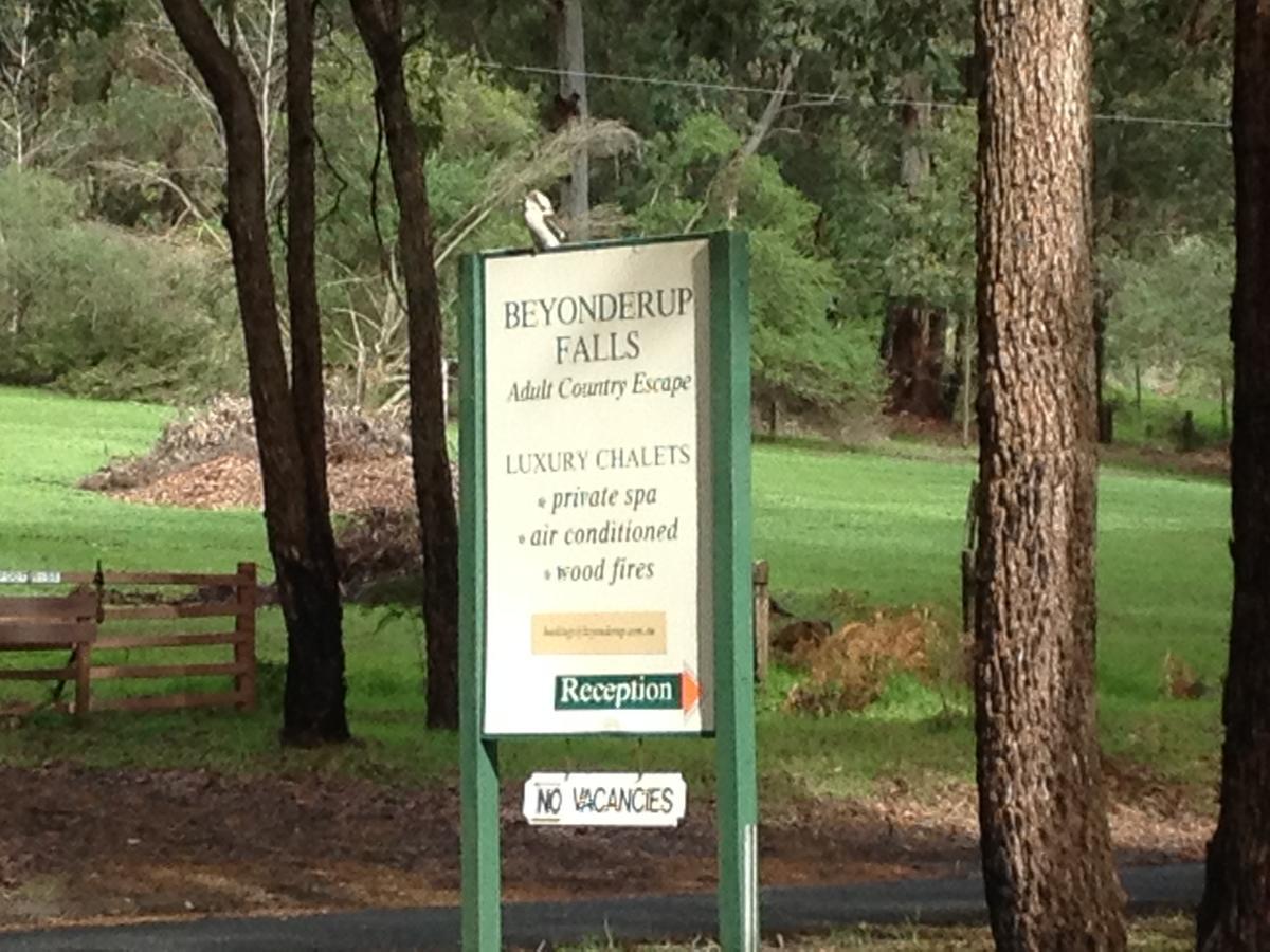 Beyonderup Falls Adult Retreat Нанъп Стая снимка